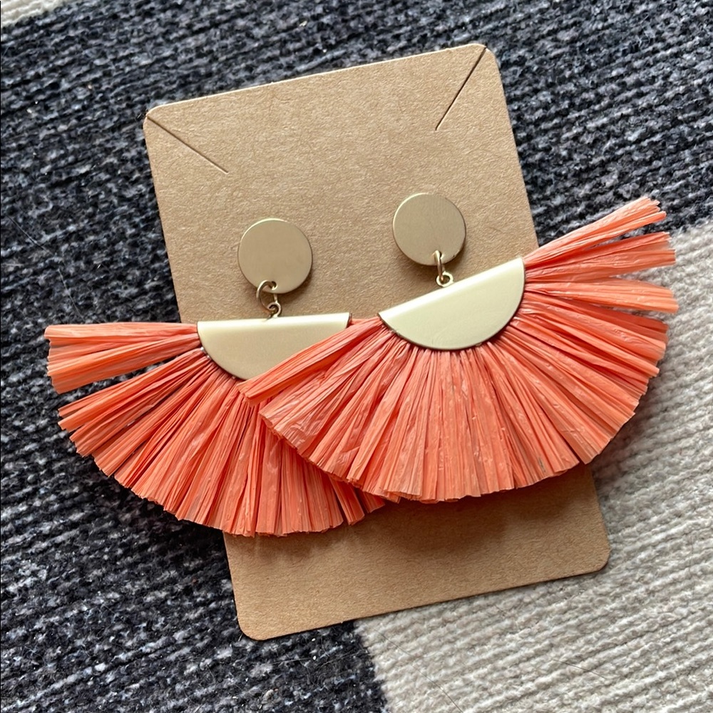 Coral Fan-Shaped Gold Tone Earrings 🪸